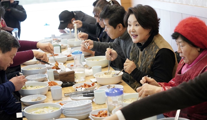 김정숙 여사가 18일 오후 서울 중랑구 동원전통종합시장에서 신종 코로나바이러스 감염증 여파로 어려움을 겪는 상인들을 만난 후 인근 음식점에서 함께 오찬을 하고 있다. 연합뉴스