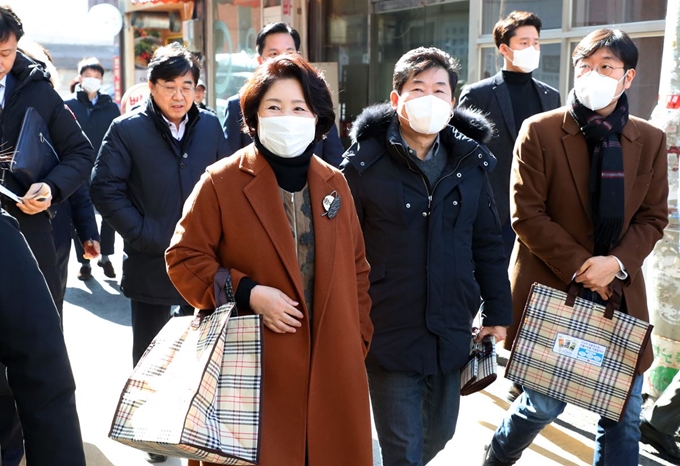 김정숙 여사가 이연복 셰프 등과 18일 오후 서울 중랑구 동원전통종합시장을 방문하고 있다. 연합뉴스