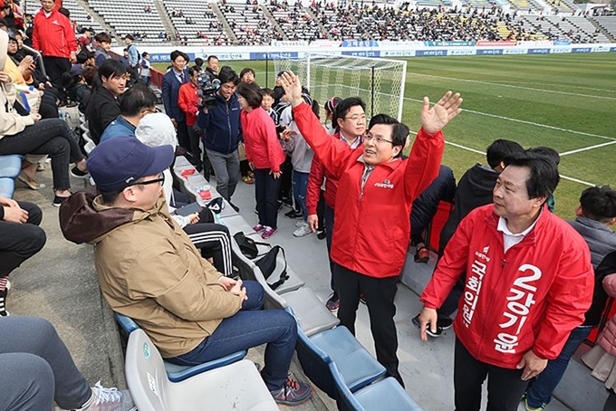 황교안 미래통합당 대표가 지난해 3월 30일 창원축구센터에서 열린 경남FC와 대구FC의 경기때 경기장 내 정치적 행위를 금지한 경기장 안으로까지 들어가 선거 유세를 하고 있다. 한국일보 자료사진