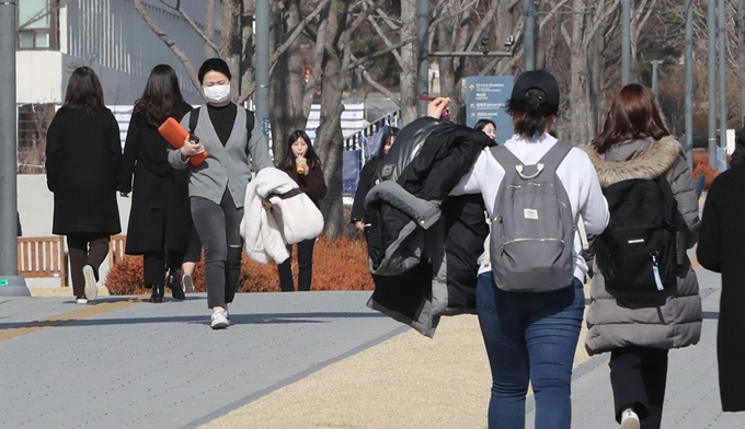 연세대 학생들이 지난 11일 서울 서대문구 신촌캠퍼스를 거닐고 있다. 뉴스1