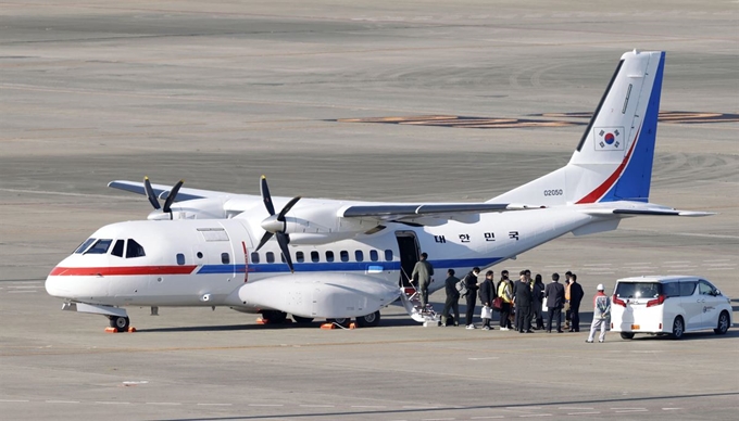 한국 정부가 일본 요코하마항에 정박 중인 크루즈선 다이아몬드 프린세스에 격리된 국민을 이송하기 위해 정부 전용기를 일본으로 보낸 18일 한국 정부 전용기가 도쿄도 하네다 공항에 착륙해 대기하고 있다. 도쿄=교도 연합뉴스