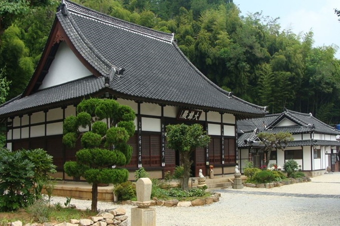 일본식으로 건축된 사찰로 근대문화유산으로 지정된 군산 동국사. 군산시 제공