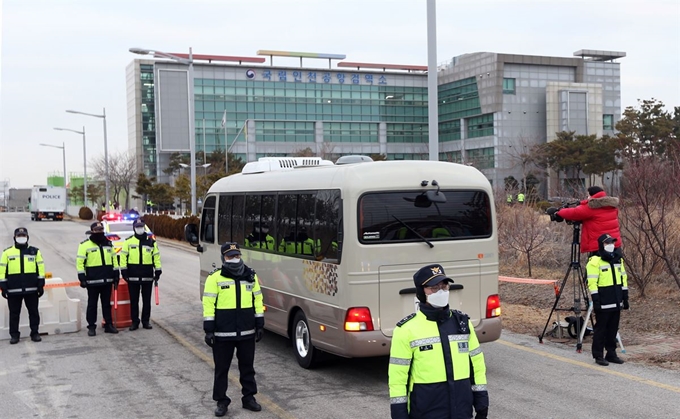 일본 크루즈에 탑승중이던 귀국자 7인이 19일 오전 김포공항에 내린뒤 국립인천공항검역소 중앙검역의료센터로 들어가고 있다. 서재훈 기자