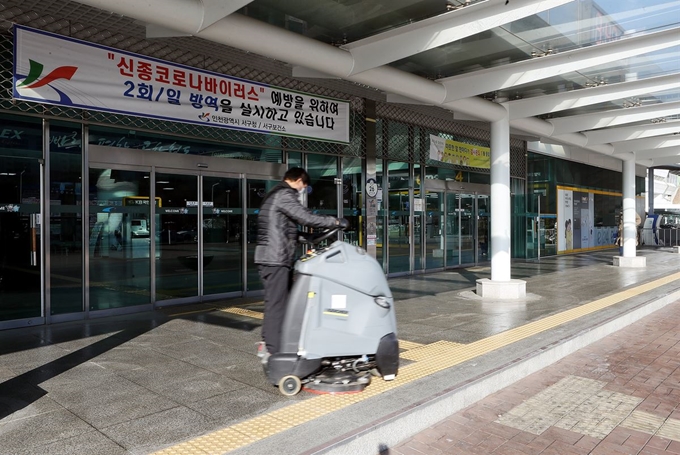 지난 18일 오후 신종 코로나바이러스 감염증(코로나19) 국내 30번째 확진자가 머물렀던 것으로 추정되는 인천 서구 검암역에서 역사 관계자가 바닥을 청소하고 있다. 연합뉴스