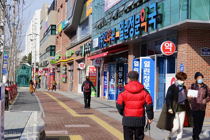 신종코로나바이러스 감염증 확진자가 발생한 대구 달서구 신당동 계명대 동산병원 옆에 위치한 약국 앞을 시민들이 마스크를 쓴채 지나가고 있다. 김재현 기자