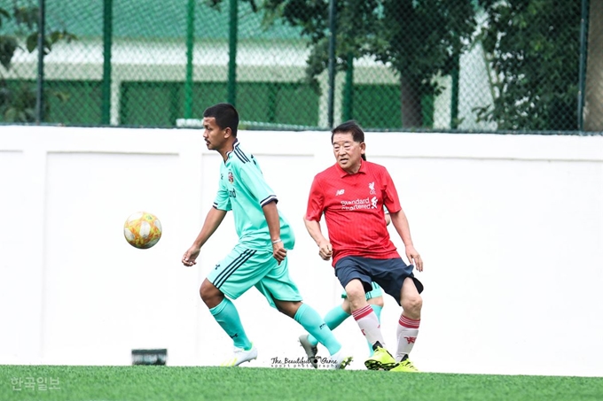 최근 인조잔디구장으로 바뀐 자카르타 동부 클렌데르 경기장에서 한인과 현지 축구 동호회 팀이 경기를 하고 있다. 독자 제공