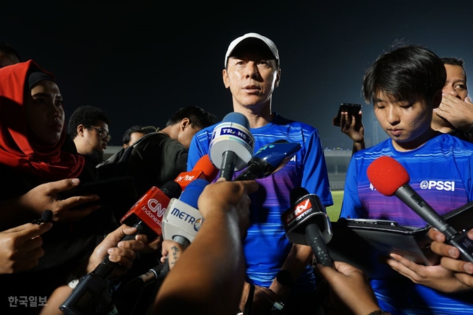 신태용 인도네시아 축구 국가대표팀 감독이 14일 밤 자카르타 마드야 경기장에서 자신이 발탁한 국가대표 선수들과의 첫 소집훈련을 마치고 현지 기자들의 질문에 답하고 있다.