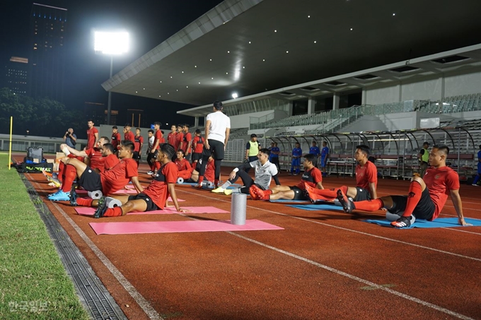 신태용 감독이 선발한 인도네시아 축구 국가대표팀이 14일 밤 자카르타 마드야 경기장에서 첫 소집훈련을 받고 있다.