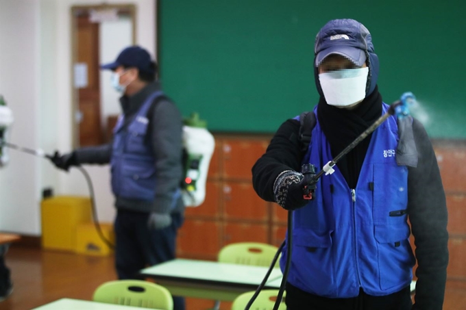 19일 경기 수원의 한 초등학교에서 장안구보건소 관계자들이 신종 코로나바이러스 감염증(코로나19) 예방을 위해 교실 소독을 하고 있다. 연합뉴스