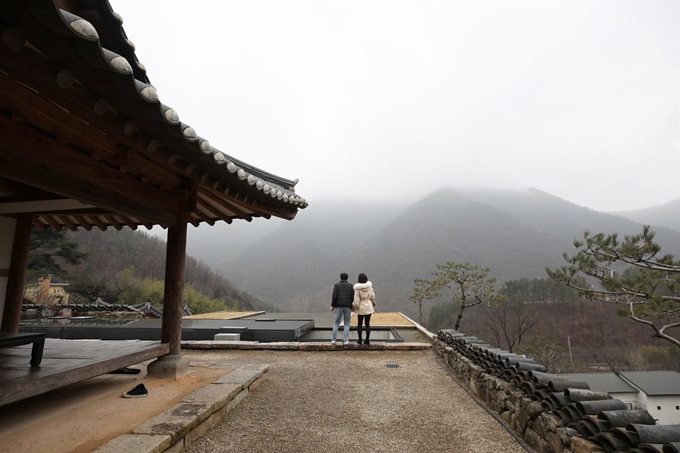 이곳에 서면 나도 BTS! 오성한옥마을 아원고택 만휴당 앞마당에서 보는 종남산 풍경.