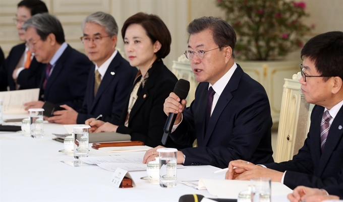 문재인 대통령이 19일 청와대에서 신학기 교육현장 신종 코로나바이러스 감염증(코로나19) 대책 논의를 위한 시·도교육감 간담회를 열고 발언하고 있다. 연합뉴스