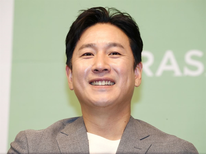 영화 기생충의 배우 이선균이 19일 오전 서울 중구 웨스틴조선호텔에서 열린 기자회견에 참석하고 있다.연합뉴스/그림 819일 오전 서울 중구 웨스틴조선호텔에서 열린 '기생충' 기자회견에서 배우 송강호(오른쪽)와 박소담이 활짝 웃고 있다. 연합뉴스