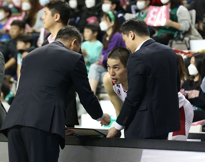 추일승 오리온 감독의 작전 지시를 받고 있는 장재석. KBL 제공