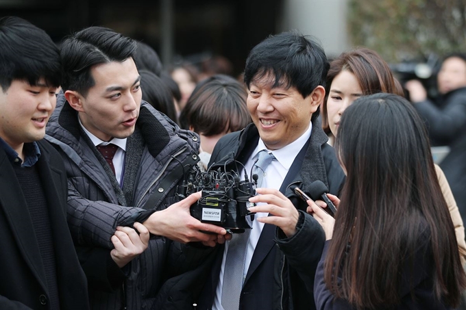 여객자동차 운수사업법 위반 혐의로 기소된 이재웅 쏘카 대표가 19일 서울중앙지법에서 열린 1심 선고 공판에서 무죄 판결을 받은 뒤 취재진의 질문을 받으며 법정을 나서고 있다. 연합뉴스