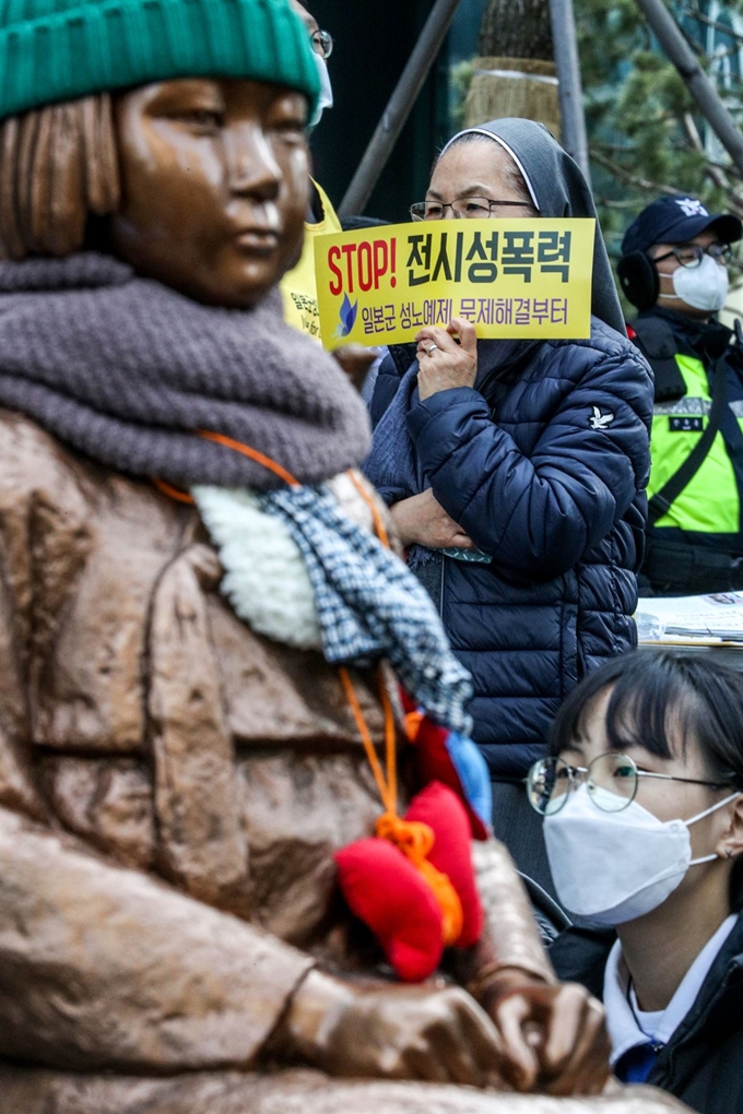 19일 서울 종로구 옛 일본대사관 앞에서 제1427차 일본군 성노예제 문제해결을 위한 정기 수요집회가 열리고 있다.뉴스1