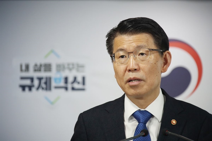 은성수 금융위원장이 19일 정부서울청사 브리핑실에서 2020년 금융위원회 업무계획을 설명하고 있다. 연합뉴스