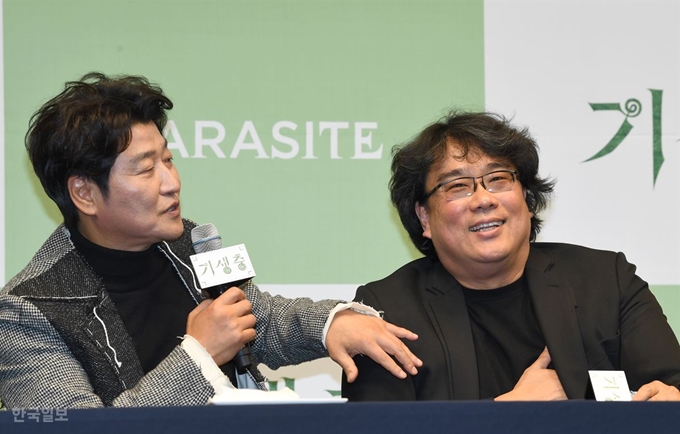 19일 서울 중구 소공동 조선호텔에서 있은 영화 ‘기생충’ 국내 공식 기자회견장에서 배우 송강호가 아카데미 시상식 때 봉준호 감독에게 한 축하인사를 재현하고 있다. 왕태석 선임기자