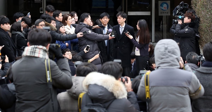 여객자동차 운수사업법 위반 혐의로 기소돼 1심에서 무죄를 선고 받은 이재웅 쏘카 대표와 타다 운영사 VCNC 박재욱 대표가 19일 오전 서울 서초구 서울중앙지법에서 열린 선고공판에 출석한 뒤 법정을 나와 취재진 질문에 답하고 있다. 연합뉴스