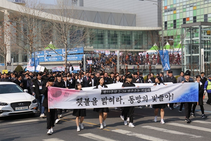 대구지역 고교생들이 지난해 제59주년 2ㆍ28민주운동 기념식에서 대구 도심을 행진하고 있다. 대구시 제공