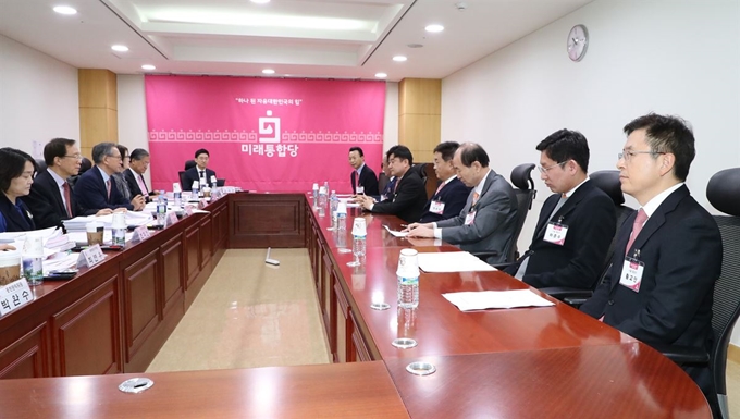 황교안 대표가 면접에 참석해 김형오 공천관리위원장과 마주하고 있다.