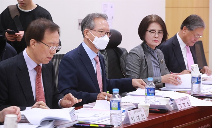 김형오 미래통합당 공천관리위원장이 20일 오전 서울 여의도 국회 의원회관에서 열린 서울 종로 지역 공천 신청자 면접에서 황교안 대표를 마주하고 있다. 오대근기자