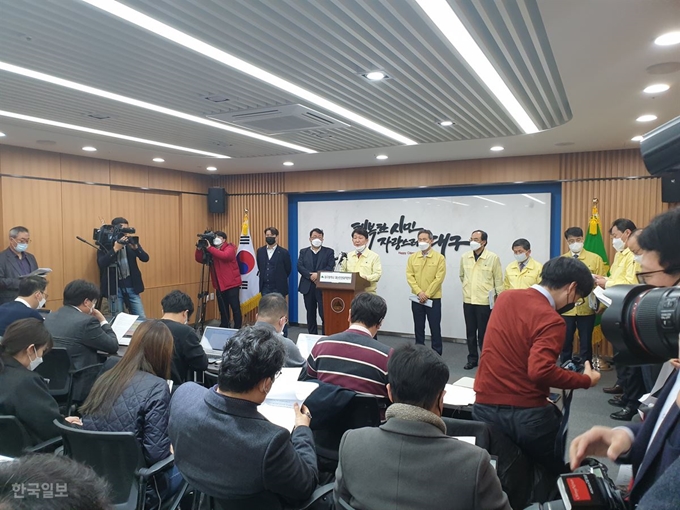 권영진 대구시장이 20일 대구시청 상황실에서 권고적 수준의 지역사회 통제정책이 필요하다고 주장하고 있다. 전준호 기자