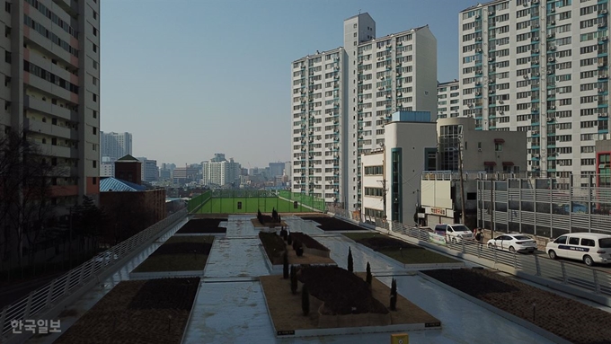 [저작권 한국일보]신종코로나바이러스 확진자가 다닌 것으로 알려진 대구 동구 신천동 하나린 어린이집 주변 전경. 주변은 아파트 단지로 둘러싸여 있다. 김재현 기자 k-jeahyun@hankookilbo.com