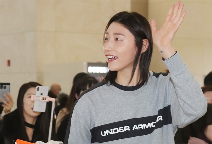 한국 여자배구대표팀 주장 김연경이 20일 오전 인천국제공항 제1터미널에서 터키로 출국하며 팬들에게 인사하고 있다. 연합뉴스