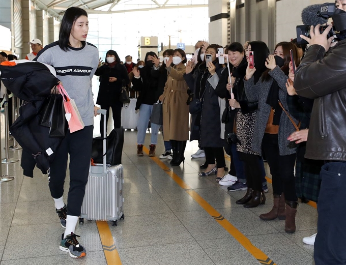 3주 동안의 국내 재활을 마친 한국 여자배구 간판 김연경이 20일 오전 인천국제공항 제1여객터미널을 통해 소속팀(터키 엑자시바시)으로 출국 전 팬들과 기념사진을 찍고 있다. 김연경은 지난달 태국에서 열린 2020 도쿄 올림픽 아시아 예선 마지막 경기인 카자흐스탄전에서 복근이 찢어지는 부상을 입었지만, 진통제를 먹고 태국과의 결승전에 출전해 올림픽 출전권을 따내는 투혼을 발휘했다. 뉴스1