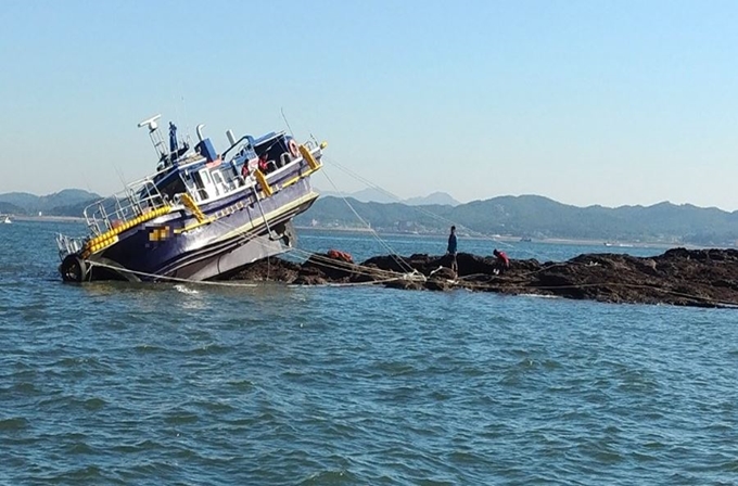 보령 앞바다에서 좌초된 낚싯배. 보령해경 제공.