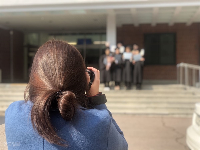 20일 서울 광진구 세종대에서 졸업생들이 졸업가운을 입고 단체 사진을 촬영하고 있다. 이승엽 기자