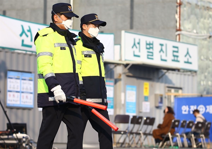 20일 오전 대구 서구 중리동 대구의료원에서 경찰이 순찰하고 있다. 대구=연합뉴스