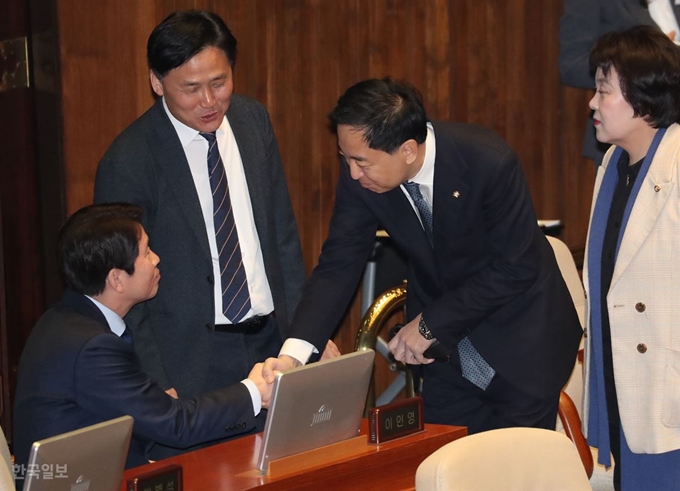 더불어민주당 금태섭 의원이 20일 오전 서울 여의도 국회에서 열린 본회의에서 이인영 원내대표와 대화하고 있다. 오대근기자