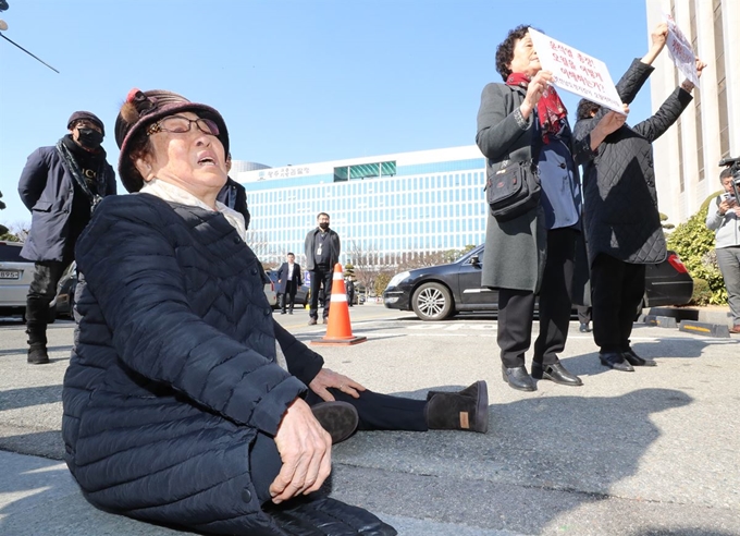 5·18 단체 어머니들이 20일 오후 광주 고등·지방검찰청을 방문한 윤석열 검찰총장과의 면담을 요구하고 있다. 연합뉴스