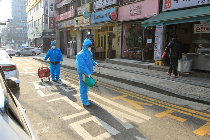 과천시는 신천지교회 성도 일부가 확진자가 나온 대구교회에 다녀온 전력이 있는 것을 확인, 지난 19일에 이어 20일 오전부터 신천지 교회와 주변, 예상이동 경로 등을 중심으로 방역을 하고 있다. 과천시 제공