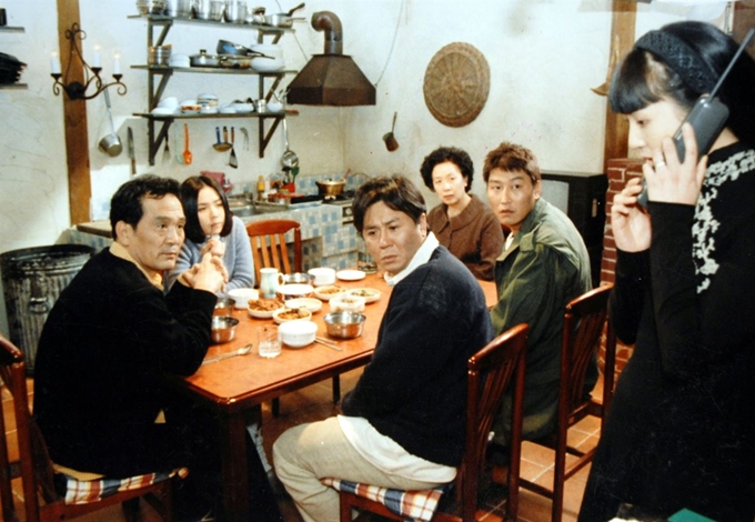 김지운 감독의 데뷔작 '조용한 가족'(1998)은 산장을 운영하는 한 가족이 겪는 일들을 통해 비극적이면서도 희극적인 인생의 본질을 탐색한다. 한국일보 자료사진