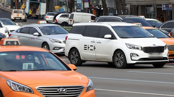 19일 서울 시내 거리에서 차량 호출 서비스 '타다' 차량과 택시가 나란히 거리를 달리고 있다. 연합뉴스