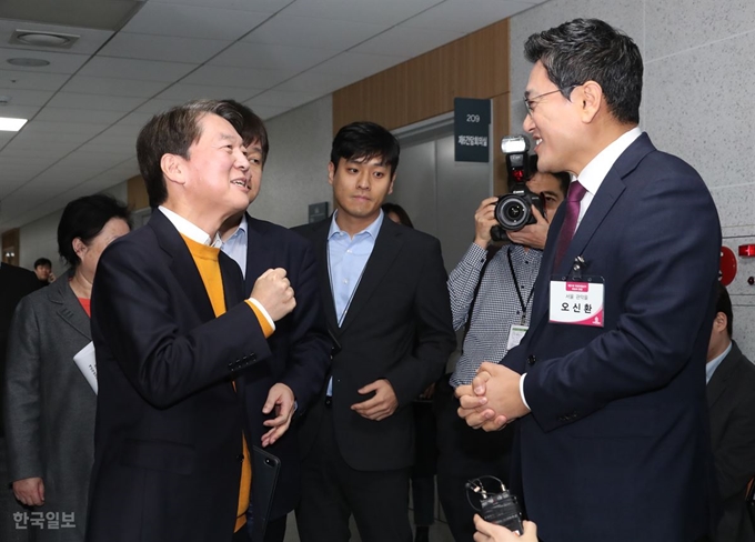 안철수 국민의당 창당준비위원장이 오 의원에게 주먹을 들어 보이며 “화이팅 하세요”라며 덕담을 건네고 있다. 오대근 기자