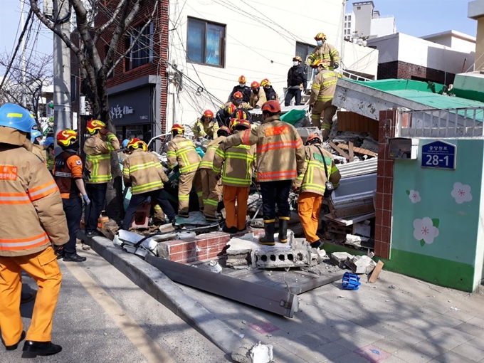 21일 부산 연제구 붕괴현장에서 소방대원들이 구조작업에 나서고 있다, 소방청 제공