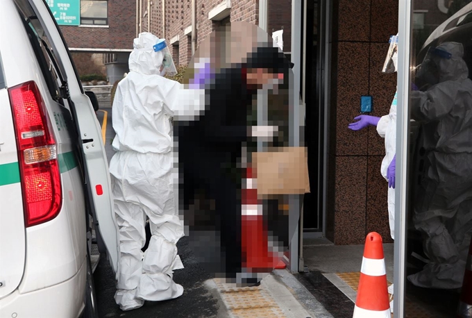 21일 오전 광주 동구 전남대병원에서 신천지 대구교회를 방문했다가 신종 코로나바이러스 감염증(코로나19) 확진 판정을 받은 북구 거주자가 격리병동으로 들어가고 있다. 함께 대구를 동행한 다른 2명도 확진 판정을 받고 조선대병원에 격리 중이다. 연합뉴스