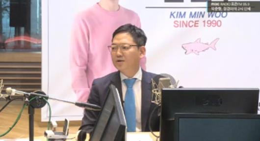 김민우가 MBC 표준FM ‘박준형, 정경미의 2시만세’에서 김정민과의 친분을 드러냈다. 방송 캡처