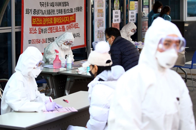 대구에서 신종 코로나바이러스 감염증 환자가 급증하는 가운데 21일 오후 대구시 남구 보건소에 의심 환자들이 몰려들고 있다. 연합뉴스