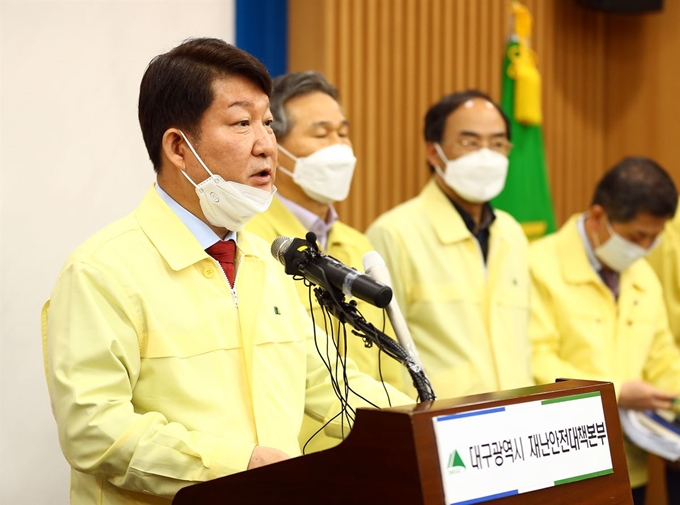 권영진 대구시장이 20일 오전 대구시 중구 시청에서 열린 신종 코로나바이러스 감염증(코로나19) 브리핑에서 발언하고 있다. 대구=연합뉴스