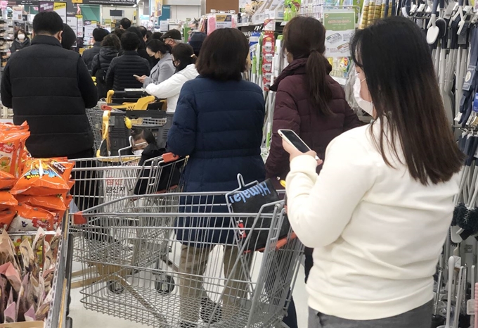 대구에서 신종 코로나바이러스 감염증 환자가 급증하는 가운데 21일 오후 대구시 한 대형마트에서 손님들이 마스크를 사기 위해 길게 줄지어 있다.