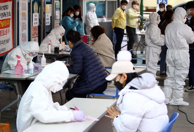 대구에서 신종 코로나바이러스 감염증 환자가 급증하는 가운데 21일 오후 대구시 남구 보건소에 의심환자들이 몰려들고 있다. 남구에는 코로나19 확산을 가져온 것으로 지목받는 신천지 교회가 있다. 연합뉴스