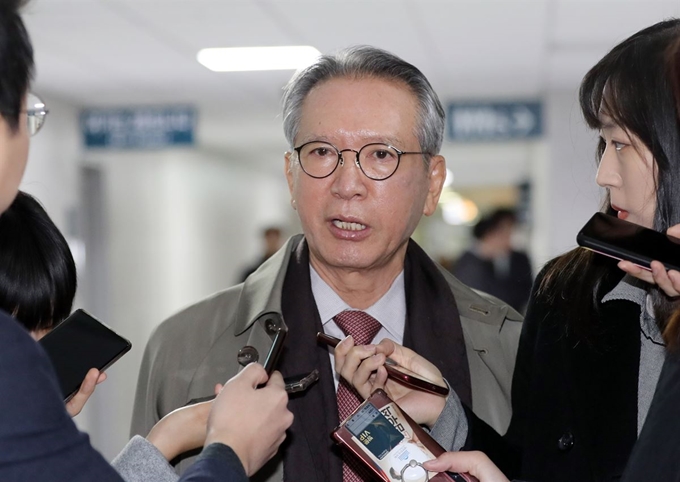 김형오 미래통합당 공천관리위원장이 21일 오전 국회 의원회관에서 열린 공천관리위원회 회의에 참석하며 취재진 질문에 답하고 있다. 연합뉴스