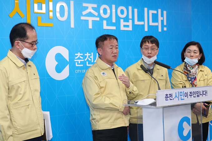 22일 강원 춘천시청에서 이재수 시장(왼쪽 두 번째)이 춘천지역 신종 코로나바이러스 감염증(코로나19) 확진자 발생과 관련한 대응과 조치 내용 등을 발표하고 있다. 연합뉴스