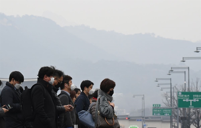 저작권 한국일보]21일 오전 서울지역에 미세먼지 '나쁨' 수준이 발령된 가운데 시민들이 마스크를 쓰고 출근길을 재촉하고 있다. 왕태석 선임기자 /2020-02-21(한국일보)