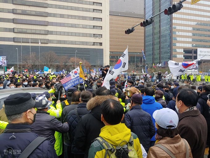 이날 박원순 시장이 서울 종로구 광화문에서 열린 범투본 집회 현장 방문을 한 후 나가고 있다. 김현종 기자