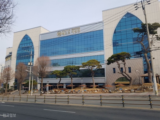 [저작권 한국일보] 21일 오전 광주 북구 오치동 신천지 베드로지파 광주교회의 출입문에는 출입통제 안내문이 걸렸고 인적이 끊긴 상태다. 김종구 기자 /2020-02-22(한국일보)